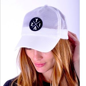 Zyia white mesh hat